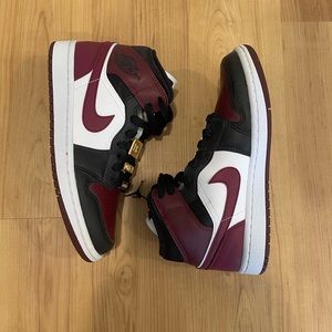 2020 Women’s Air Jordan 1 Mid SE ‘Gold Pendants’